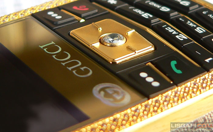Песня золотой телефон. Телефон с золотым корпусом. Золотой кнопочный телефон. Gucci китайский. Кнопочный телефон от гуччи.