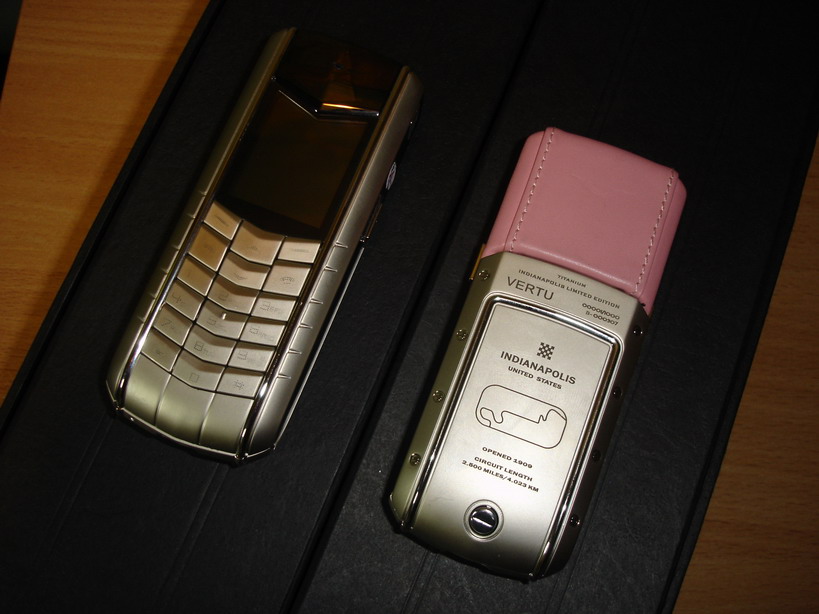 Фабричные телефоны. Vertu Indianapolis. Телефон Vertu Ascent le mans. Телефон Vertu Ascent Indianapolis.